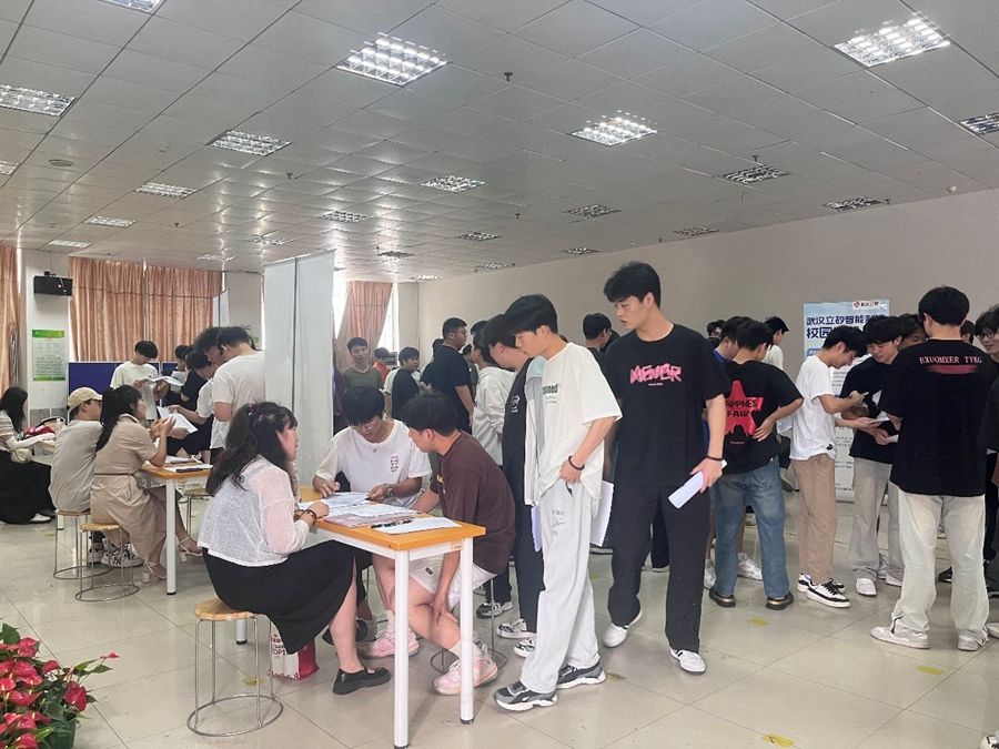 1716536416423005.jpg 信息機(jī)電學(xué)院舉行咚咚智能制造英才班專場招聘會照片(2).jpg