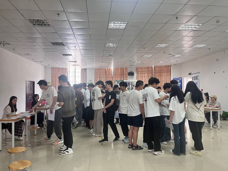 1716536423666966.jpg 信息機(jī)電學(xué)院舉行咚咚智能制造英才班專場招聘會照片(3).jpg
