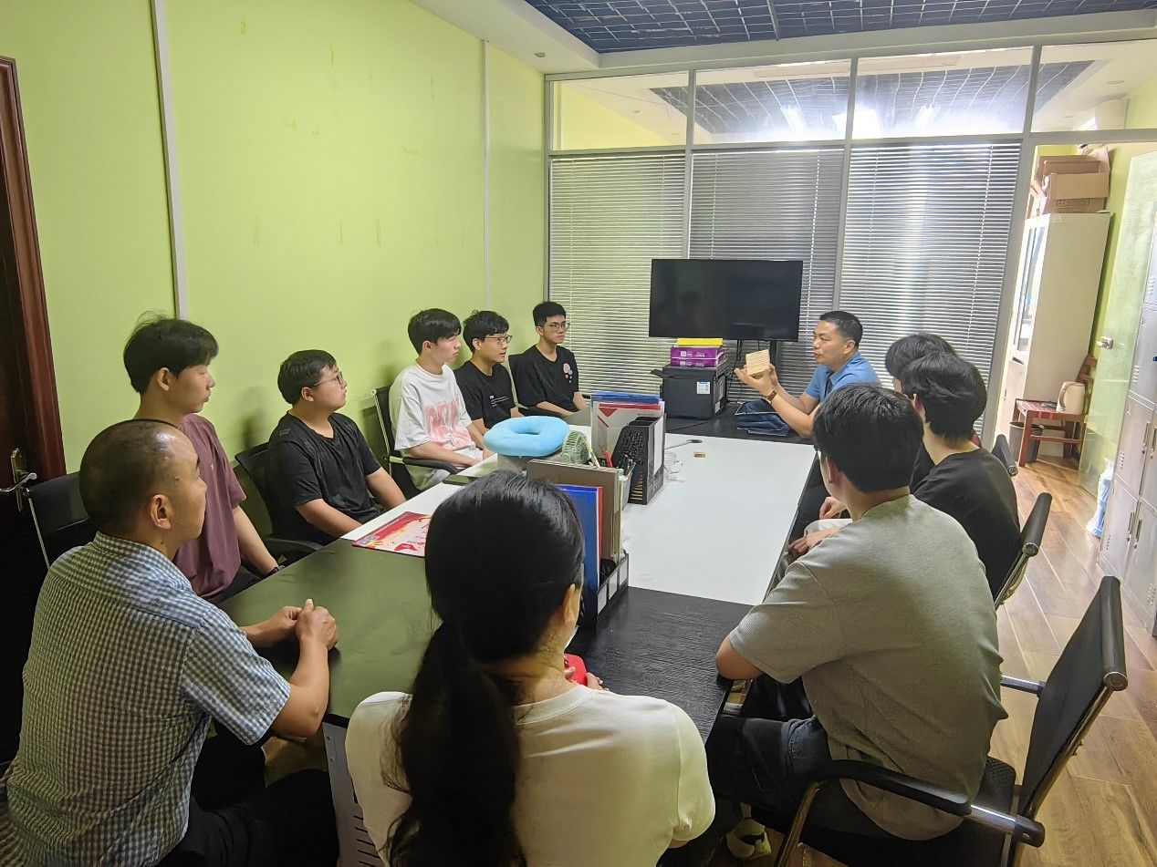 1716537895386022.jpg 信息機電學院舉行林業(yè)智造專業(yè)群精英計劃招聘會照片(1).jpg