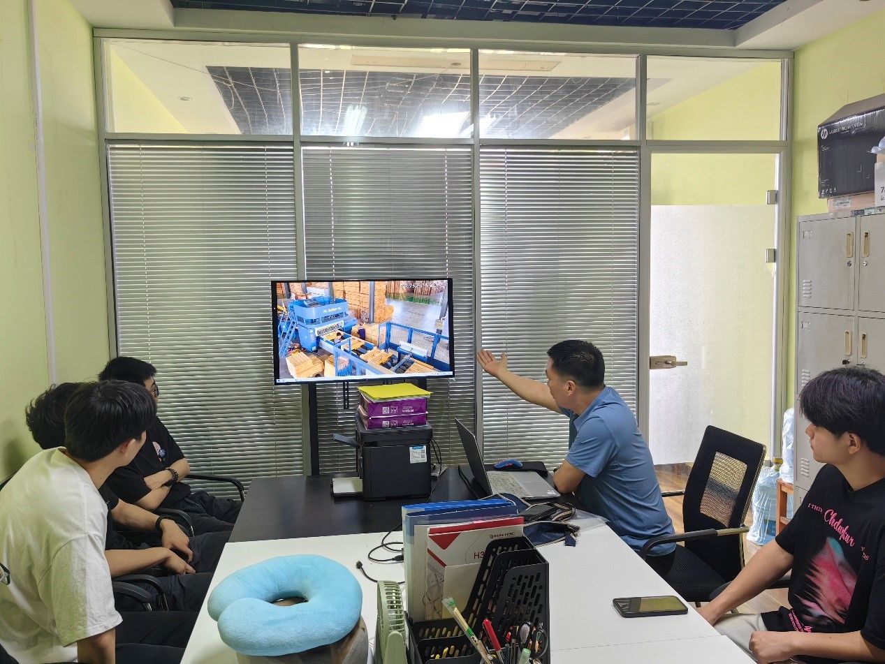 1716537904572326.jpg 信息機電學院舉行林業(yè)智造專業(yè)群精英計劃招聘會照片(2).jpg