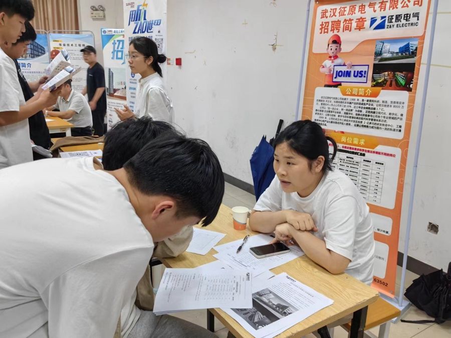 1717138783388530.jpg 信息機(jī)電學(xué)院舉行“生態(tài)引領(lǐng) 智創(chuàng)未來“2024年林業(yè)智造專業(yè)群專場招聘會(huì)照片(5).jpg