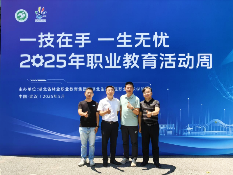 1747273423827569.png 企業(yè)導師來校參加技能周活動照片(3).png