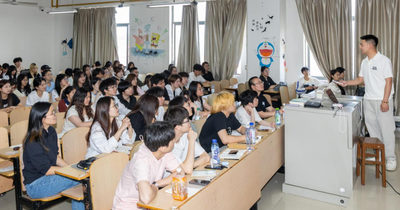 顧家家居攜手藝術(shù)設(shè)計(jì)學(xué)院開展進(jìn)班宣講活動(dòng)照片（2）.png